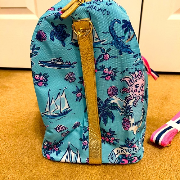 New Lilly Pulitzer Overnight Bag in Lilly’s Road-trip Print - Picture 6 of 6